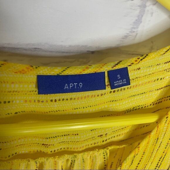 Apt 9 small yellow top - Picture 2 of 4